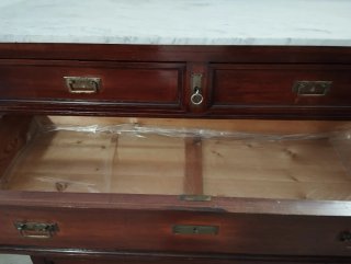 Cómoda antigua de nogal con tapa de mármol