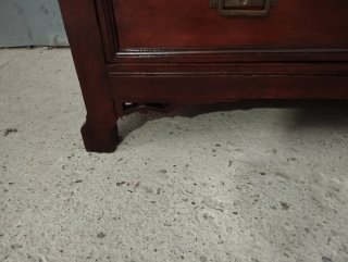 Cómoda antigua de nogal con tapa de mármol