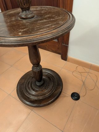 Lámpara de pie con estante de madera