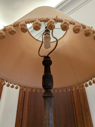 Lámpara de pie con estante de madera
