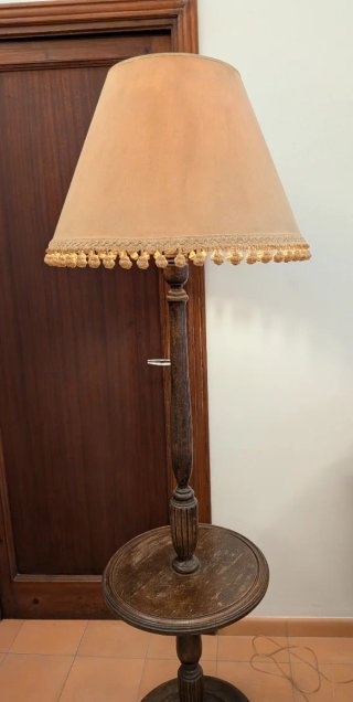 Lámpara de pie con estante de madera