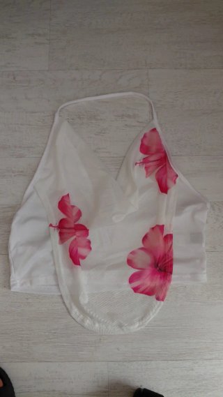 Top corto blanco con flores rosas