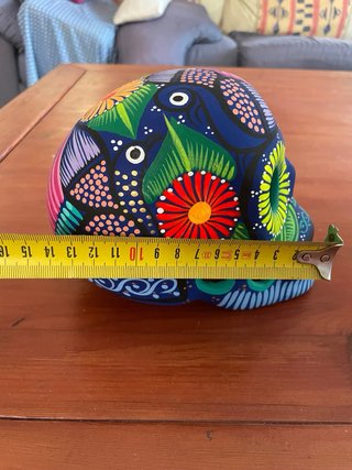 Calavera mexicana artesanal pintada a  mano.
