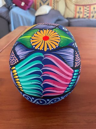 Calavera mexicana artesanal pintada a  mano.