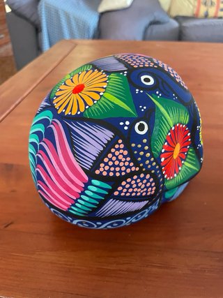 Calavera mexicana artesanal pintada a  mano.