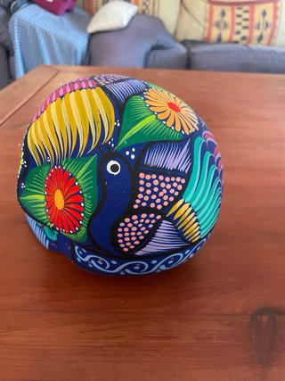Calavera mexicana artesanal pintada a  mano.