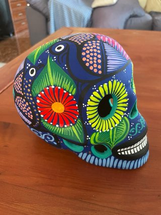 Calavera mexicana artesanal pintada a  mano.