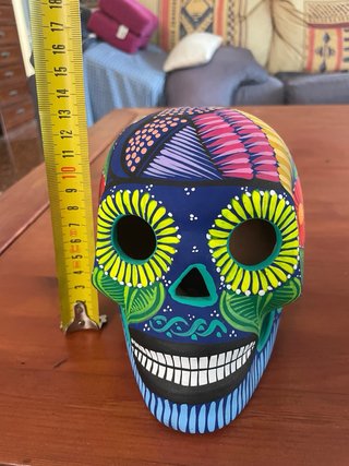Calavera mexicana artesanal pintada a  mano.