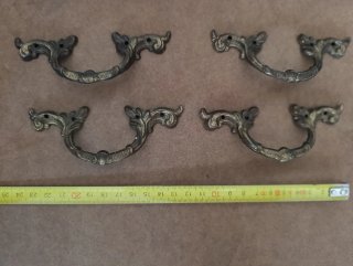 Tiradores antiguos de metal para muebles