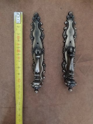Tiradores antiguos de metal para muebles
