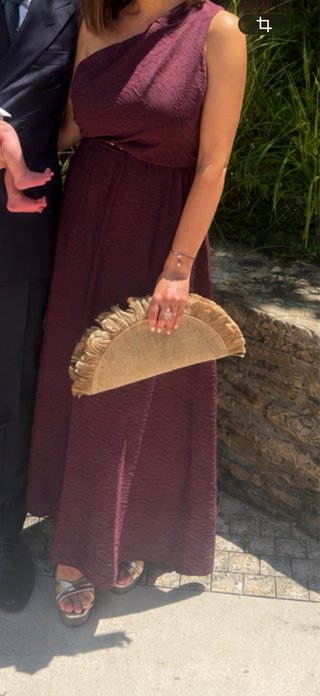 Bolso clutch de rafia con flecos y cadena dorada
