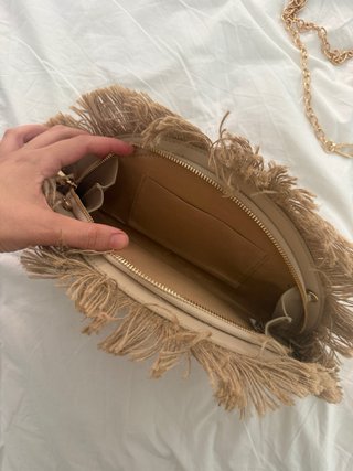 Bolso clutch de rafia con flecos y cadena dorada