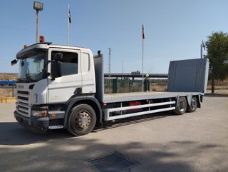 Scania P 380-CAMIONES PORTAMAQUINARIAS