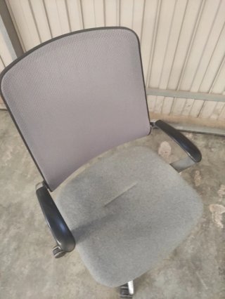 Silla despacho gris con ruedas. Ref AD52