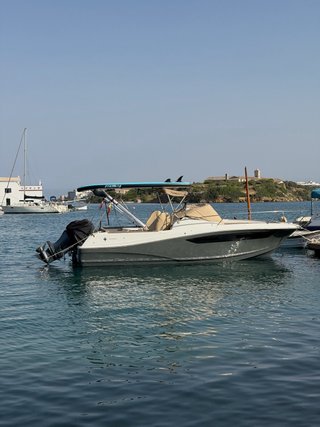 Jeanneau Cap Camarat 7.5 WA con motor Yamaha 300