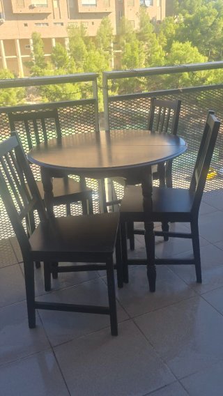 Mesa de comedor y 4 sillas negras  URGE VENDER