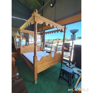 Cama de Matrimonio con Dosel de Madera