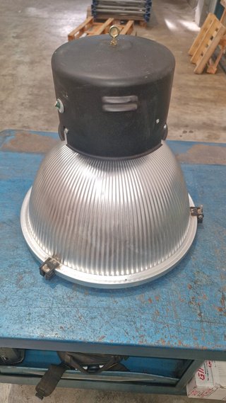 Foco industrial metálico