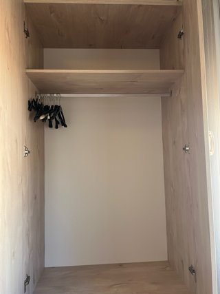 Cama nido con armario y espejo .