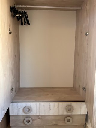 Cama nido con armario y espejo .