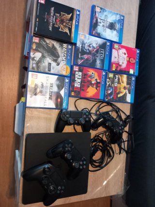 PlayStation 4 (PS4) con 8 juegos y 4mandos inalamb