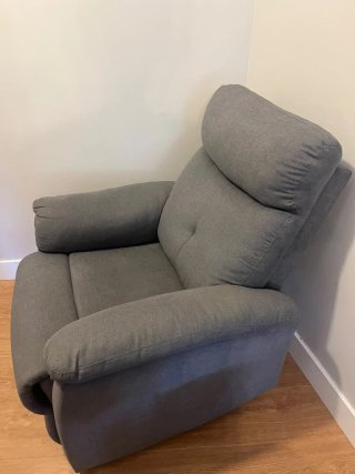 Sillón reclinable gris de tela. Como nuevo