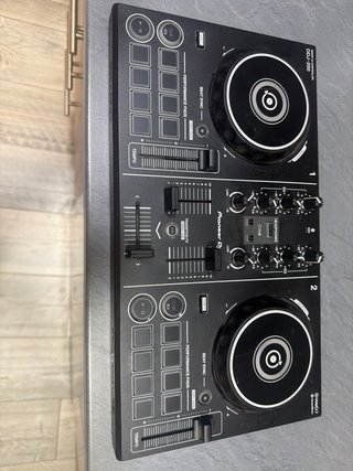 Controlador DJ Pioneer DDJ-200 en color negro.