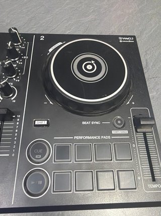 Controlador DJ Pioneer DDJ-200 en color negro.