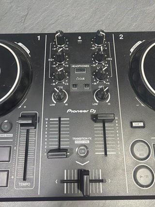 Controlador DJ Pioneer DDJ-200 en color negro.