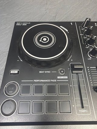 Controlador DJ Pioneer DDJ-200 en color negro.