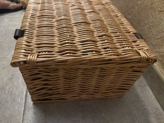 Baúl de mimbre con detalles de cuero