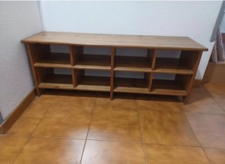 Banco de madera con estantes