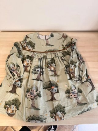 Vestido de Niña con Estampado de casita en árbol