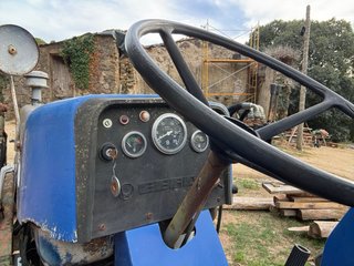 Tractor Ebro 1979 con pala hidráulica