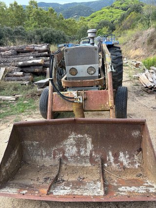 Tractor Ebro 1979 con pala hidráulica