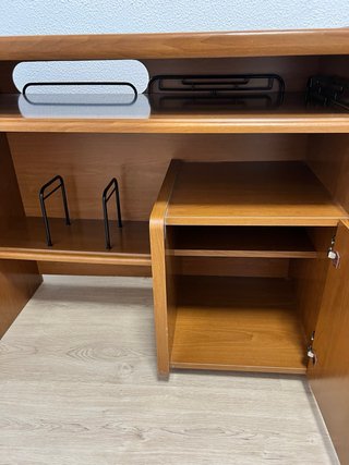 Escritorio de madera con cajón y estantes