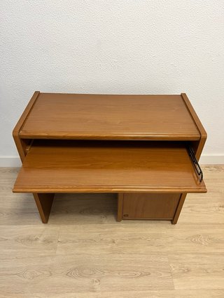 Escritorio de madera con cajón y estantes