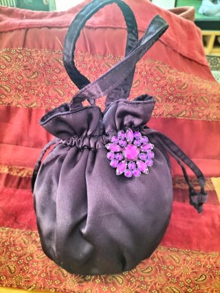 Bolso de fiesta morado con pedrería