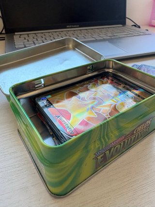 Lote Cartas Pokémon V/VMAX + Caja Metálica