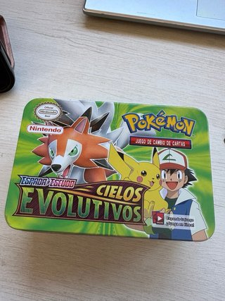 Lote Cartas Pokémon V/VMAX + Caja Metálica