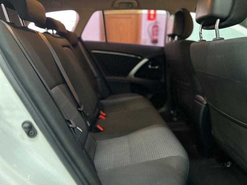 Toyota Avensis Cross Sport 2.2 D-4D Advance 150D 2012, foto 15