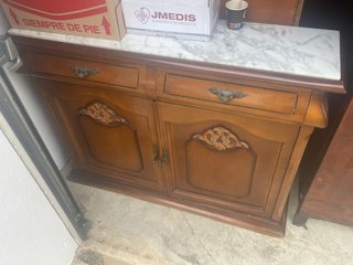 Mueble de entrada de madera con tapa de mármol