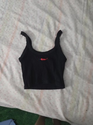 Top negro con estampado de chile