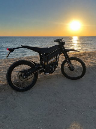 Talaria Sting Eléctrica Negra y Dorada