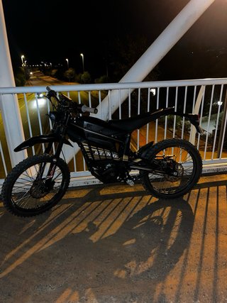 Talaria Sting Eléctrica Negra y Dorada