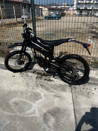 Talaria Sting Eléctrica Negra y Dorada