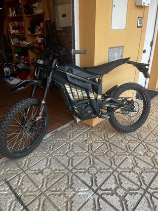Talaria Sting Eléctrica Negra y Dorada