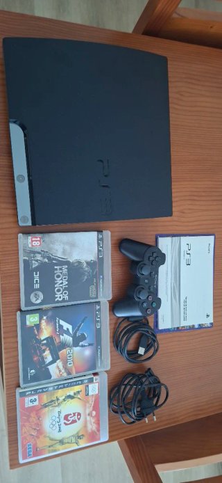 Consola PS3 con mando y 3 juegos