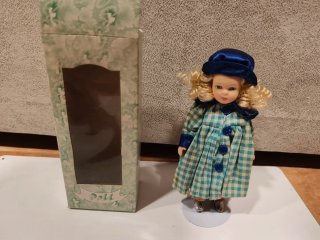 Muñeca de porcelana con vestido