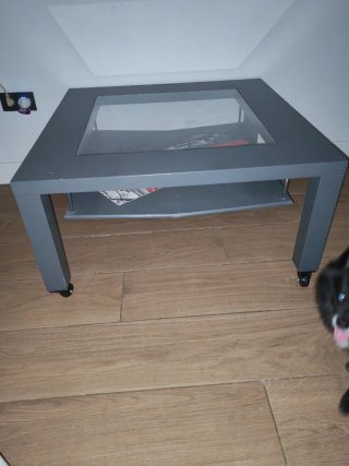 Mesa de centro gris con cristal